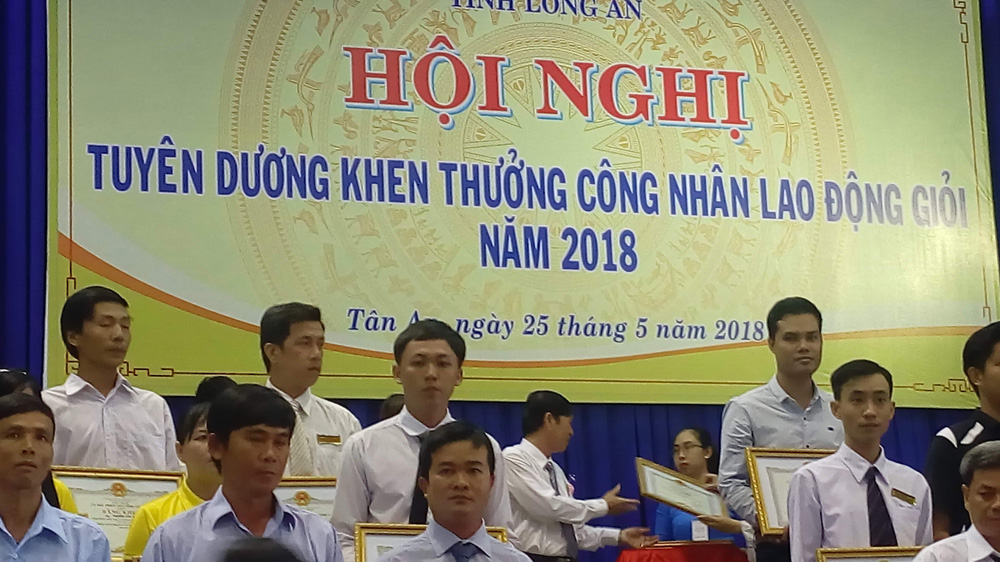 Tuyên dương khen thưởng  CNLĐ giỏi - Trần Tấn Tài và Nguyễn Hữu Nghĩa (Cavat xám ở giữa)