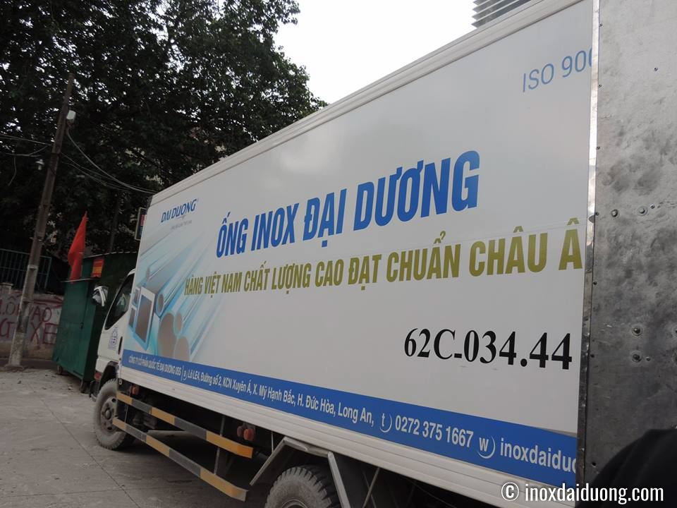 xe vận chuyển những phần quà đến cho bà con