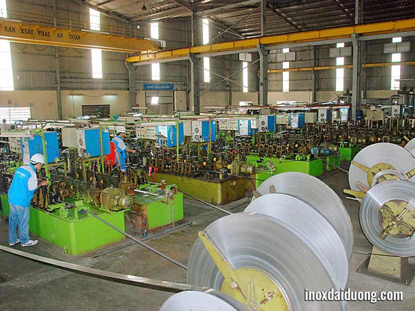 Quá trình cuộn inox 304 xả băng dùng để sản xuất ống inox tại nhà máy sản xuất Inox Đại Dương