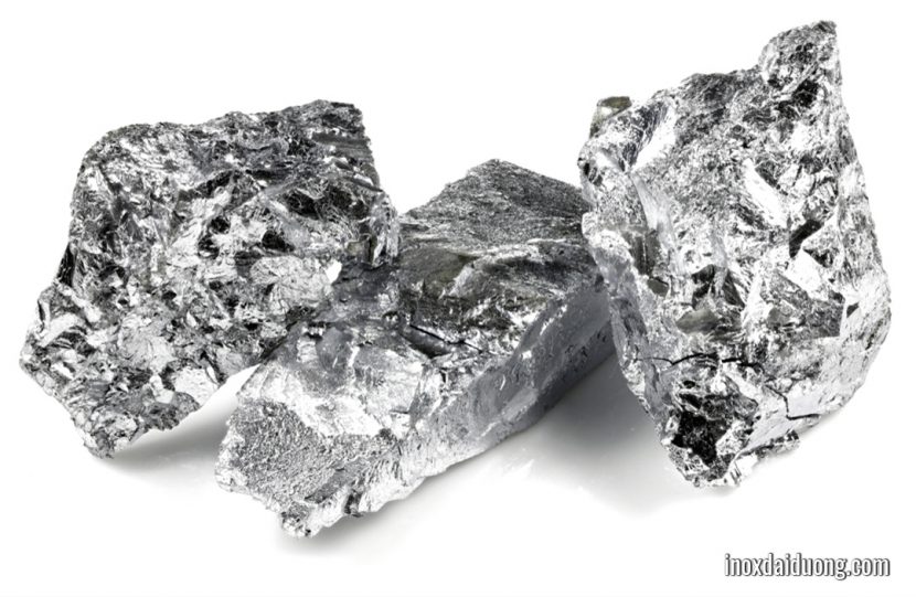 Crom là một kim loại rất cứng có màu xám ánh bạc, bóng và khá giòn