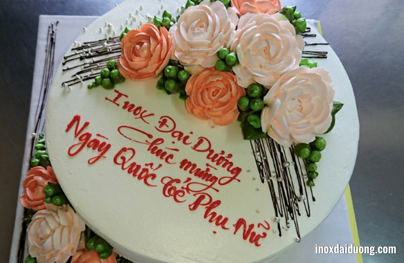 Hình ảnh những giỏ hoa và bánh kem được gửi tới các nữ khách hàng trên cả nước: