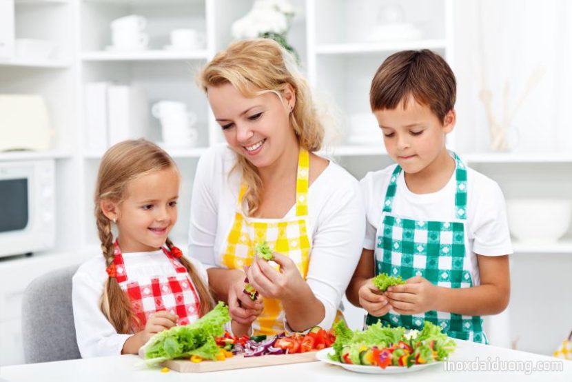 kỹ năng sống cho trẻ nấu ăn