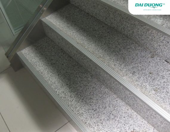 Ứng dụng v inox đúc làm nẹp cầu thang