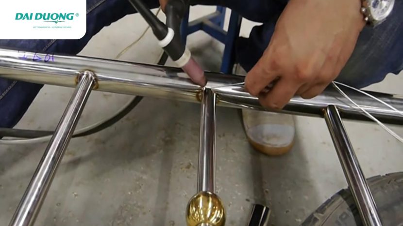 Inox 316L có khả năng hàn tuyệt vời nhờ hàm lượng carbon thấp, giúp giảm thiểu sự kết tủa cacbua trong quá trình hàn