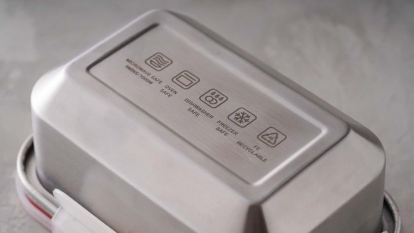 Nhãn “microwave-safe” cho thấy sản phẩm đã được thiết kế và thử nghiệm để chịu tác động của sóng vi ba trong thời gian cho phép